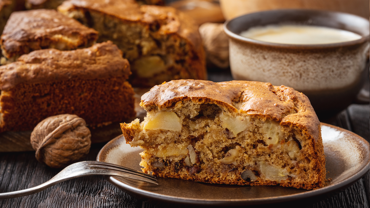 Voici un gâteau aux pommes et aux noix trop moelleux pour se régaler à l'heure du goûter !