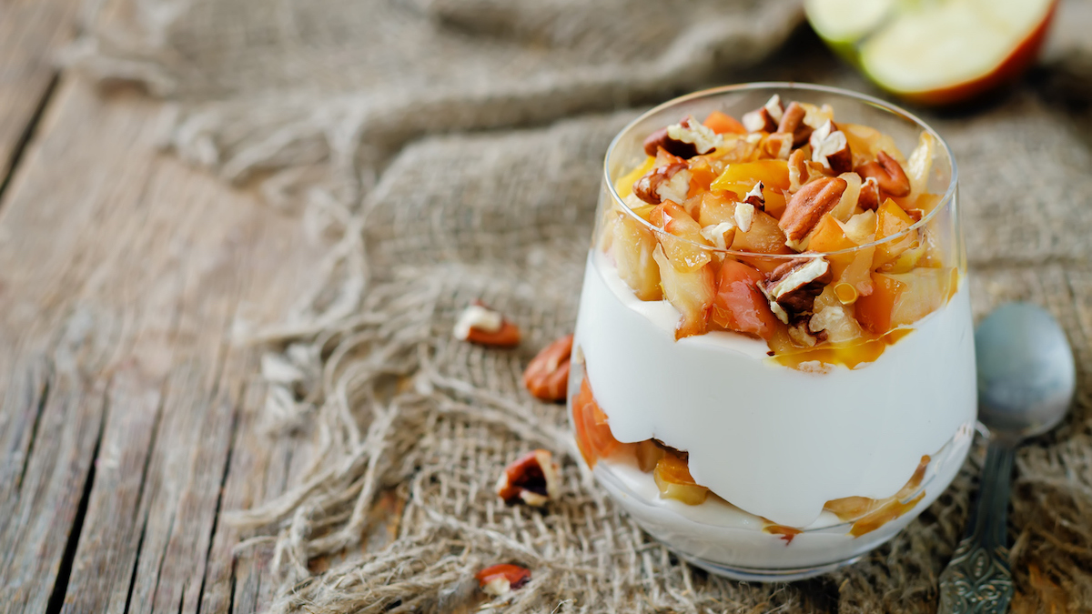 Verrine de poires, fromage blanc, granola et crème de marrons