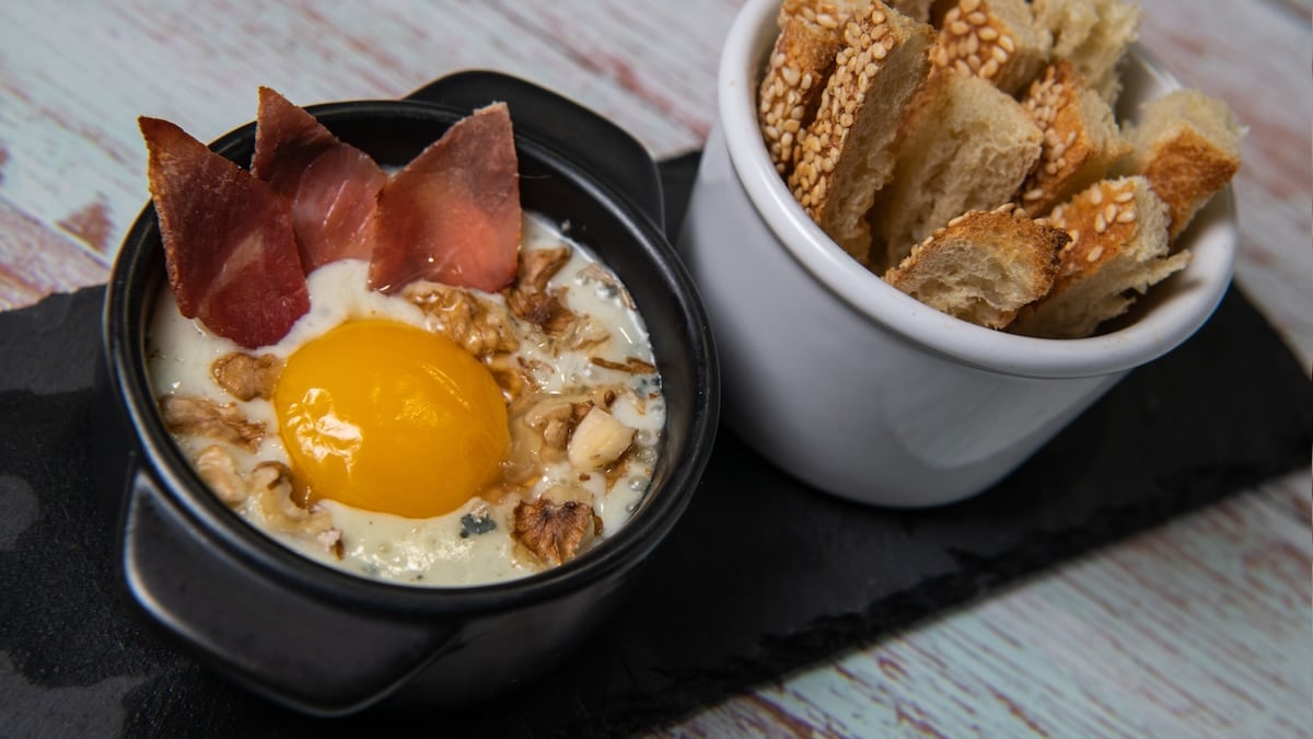 Oeufs cocotte au jambon, roquefort et noix