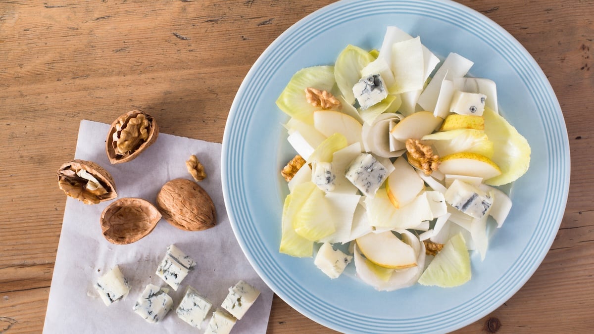 Salade d'endives au gorgonzola, noix et poires