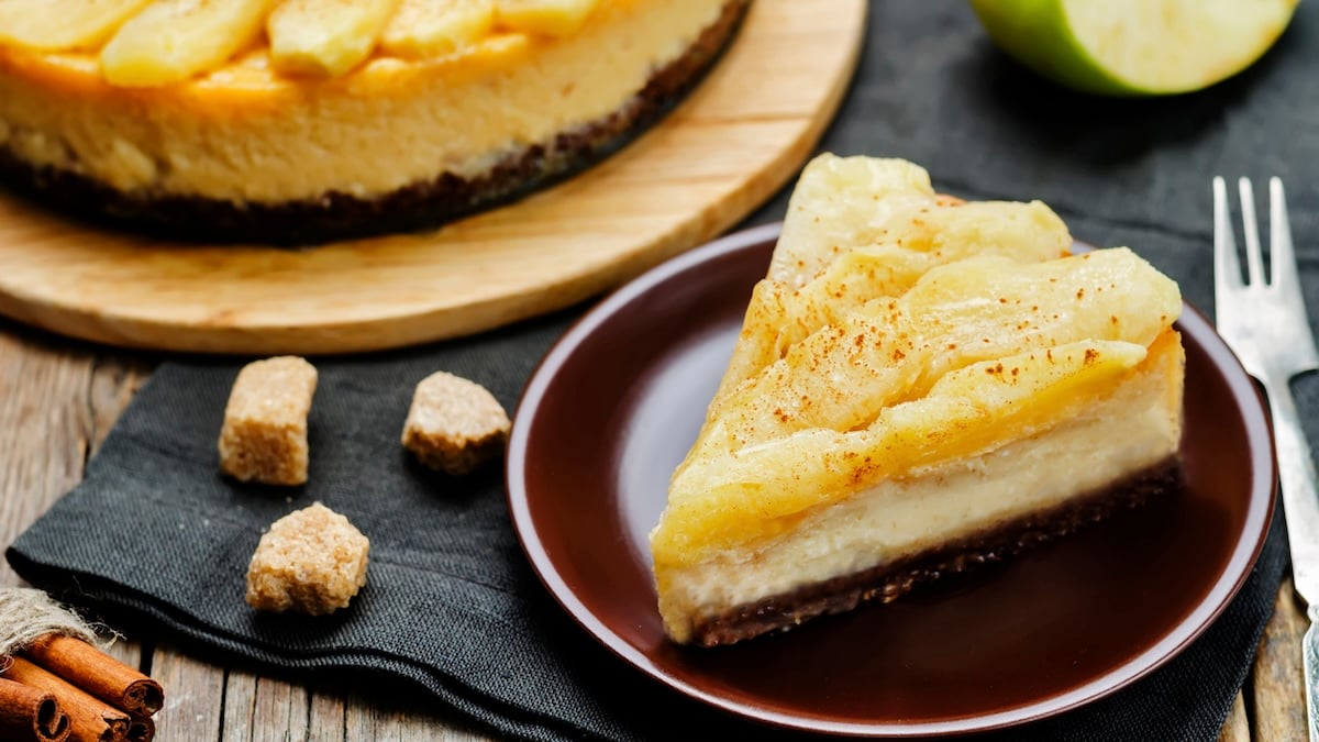 Faites-vous plaisir avec ce cheesecake allégé aux pommes et à la cannelle !