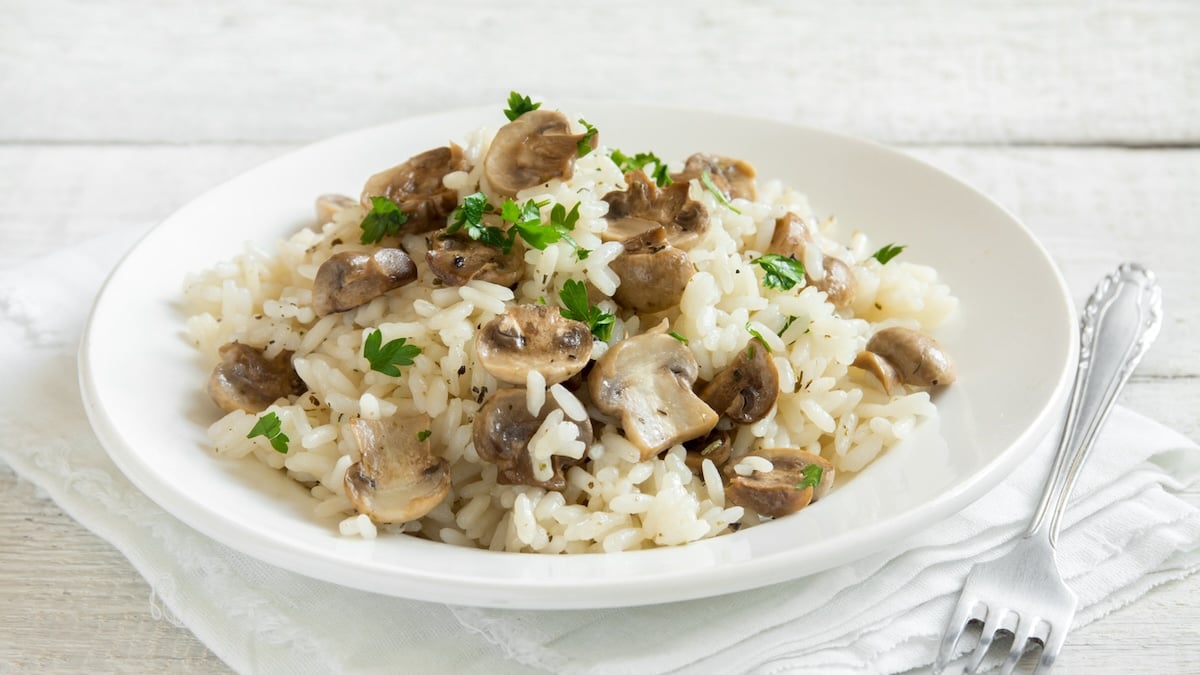 Riz sauté au poulet et aux champignons