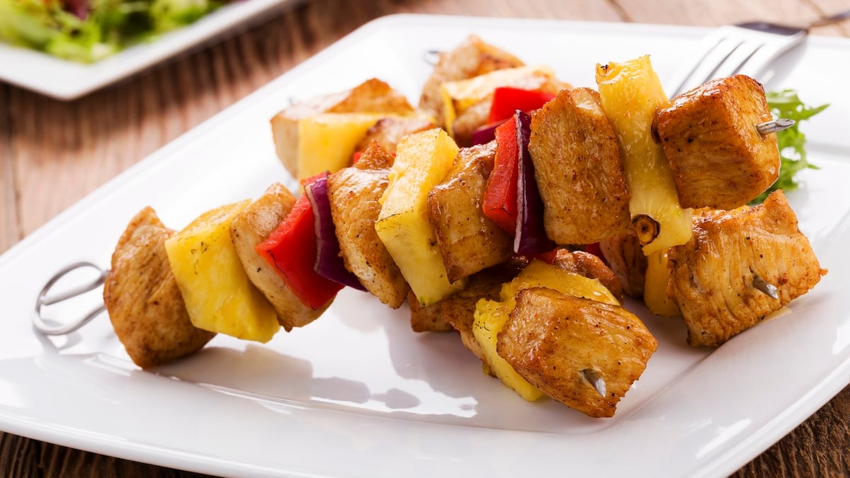 Brochettes de dinde à l'ananas marinées