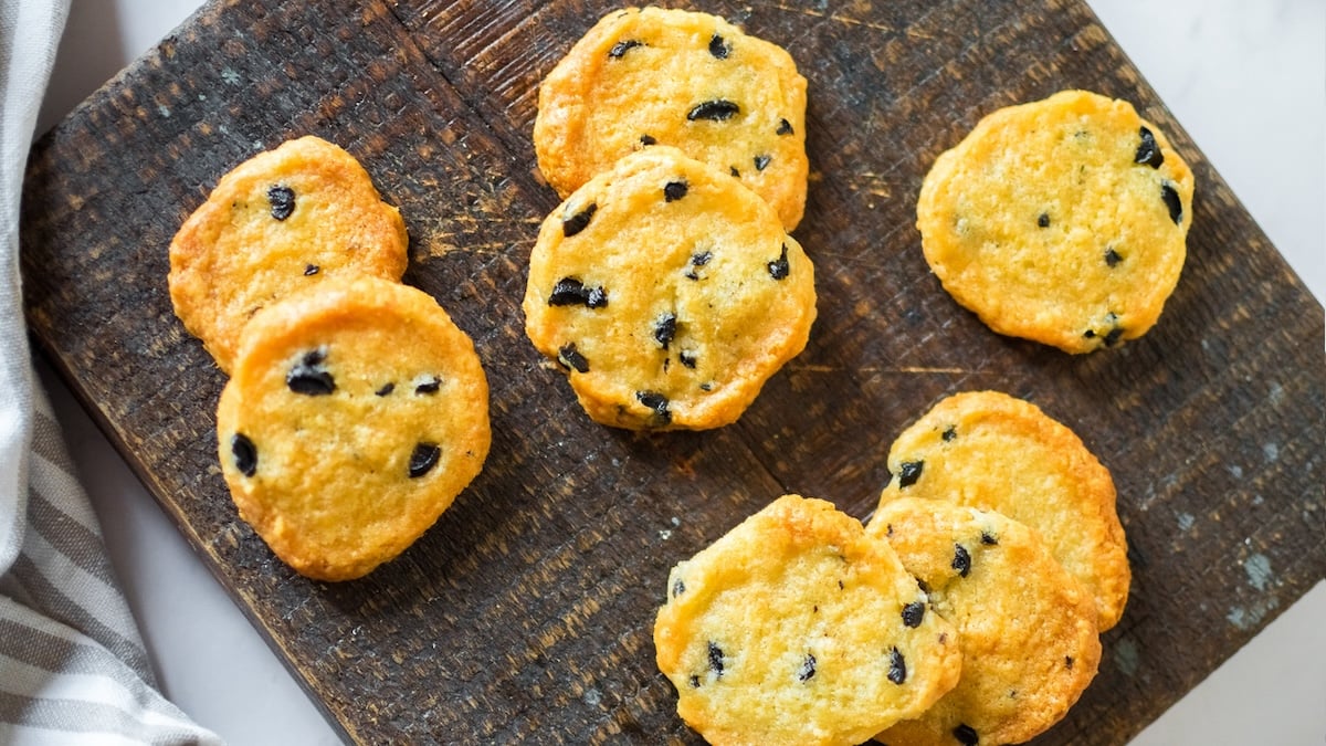 Pour l'apéro, craquez pour l'originalité des cookies salés aux olives noires et parmesan