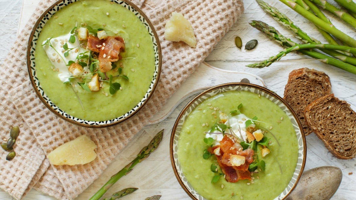 Cette soupe crémeuse aux asperges, à servir chaude ou froide, est un véritable délice printanier !