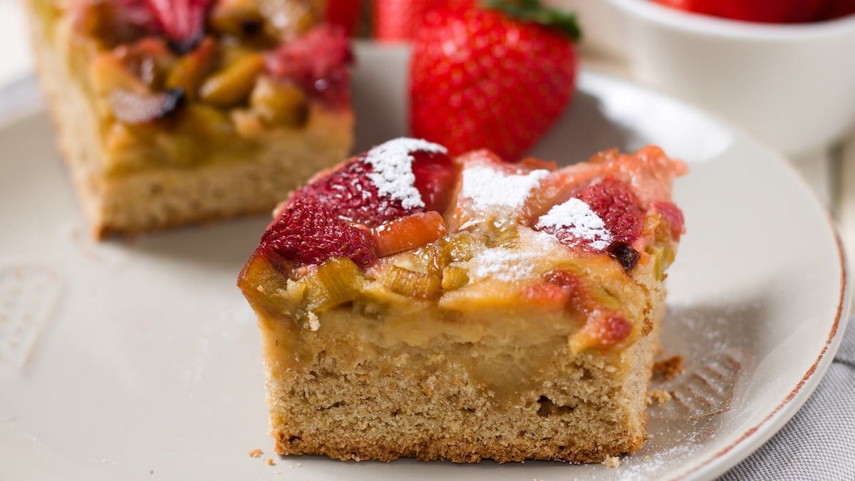 Gâteau renversé à la rhubarbe et à la fraise