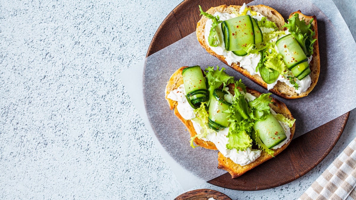 Craquez pour cette tartine à la courgette et à la ricotta, une...