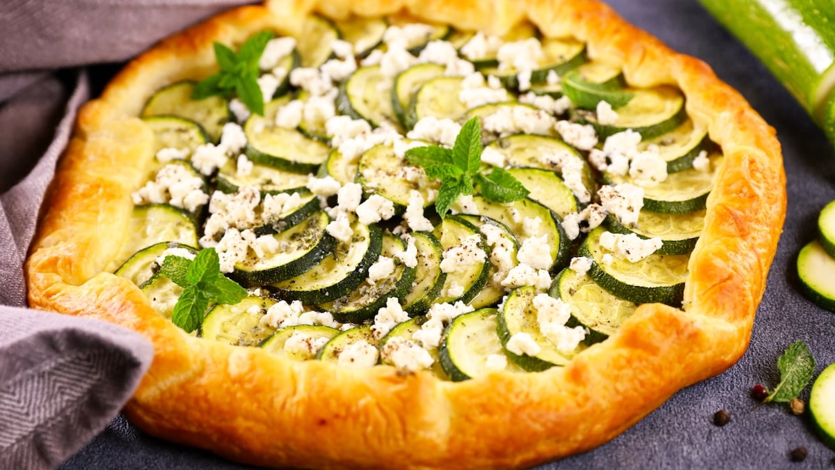 Tarte aux courgettes marinées et burrata
