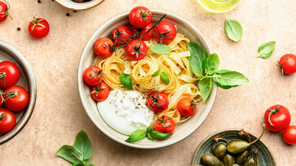 Plat express du jour : les pâtes aux tomates et burrata, une explosion de saveurs !
