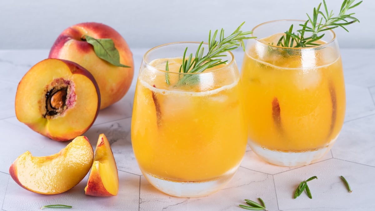 Mocktail à la pêche et romarin