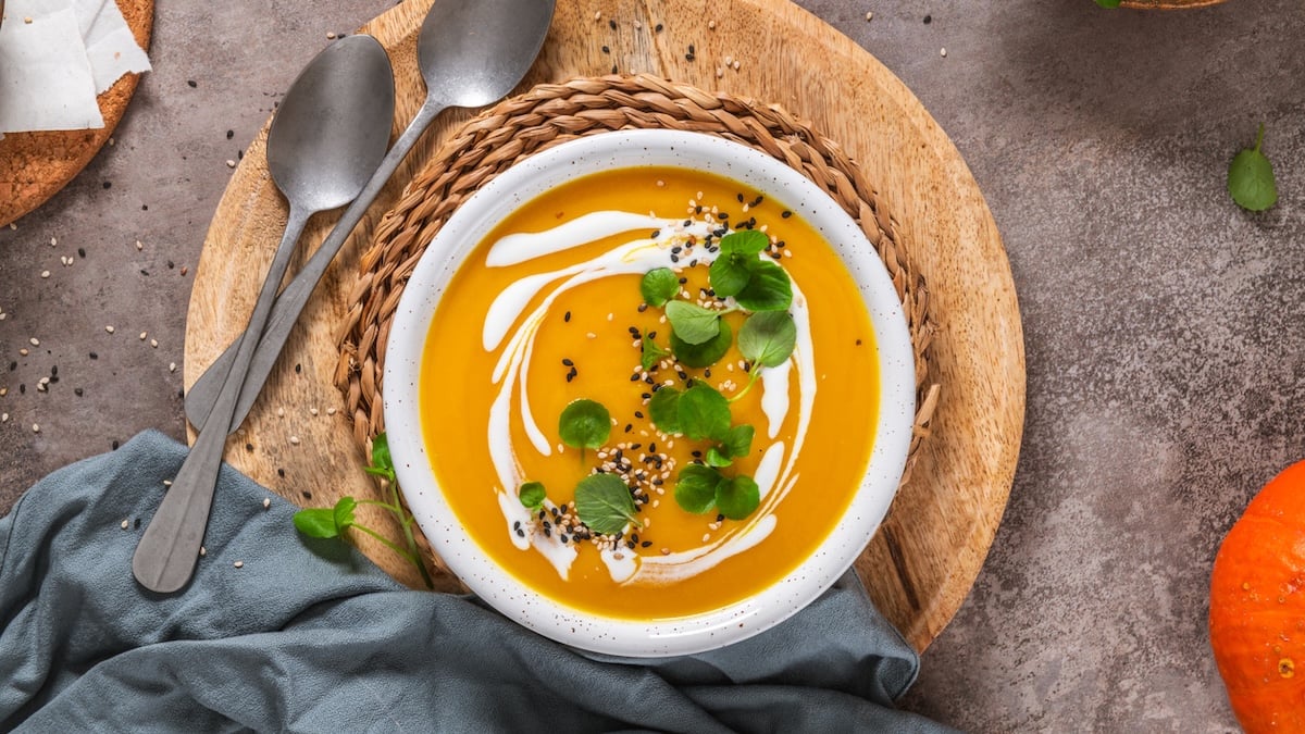 Velouté de butternut au lait de coco et noisettes torréfiées