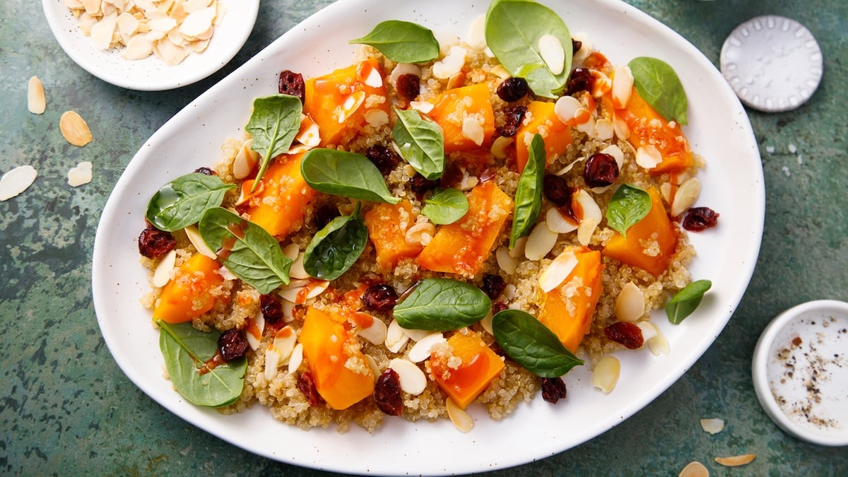 Bowl automnal quinoa, courge rôtie et sauce tahini