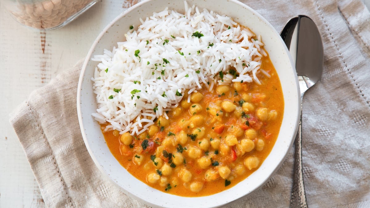 Curry de pois chiches au lait de coco et épinards