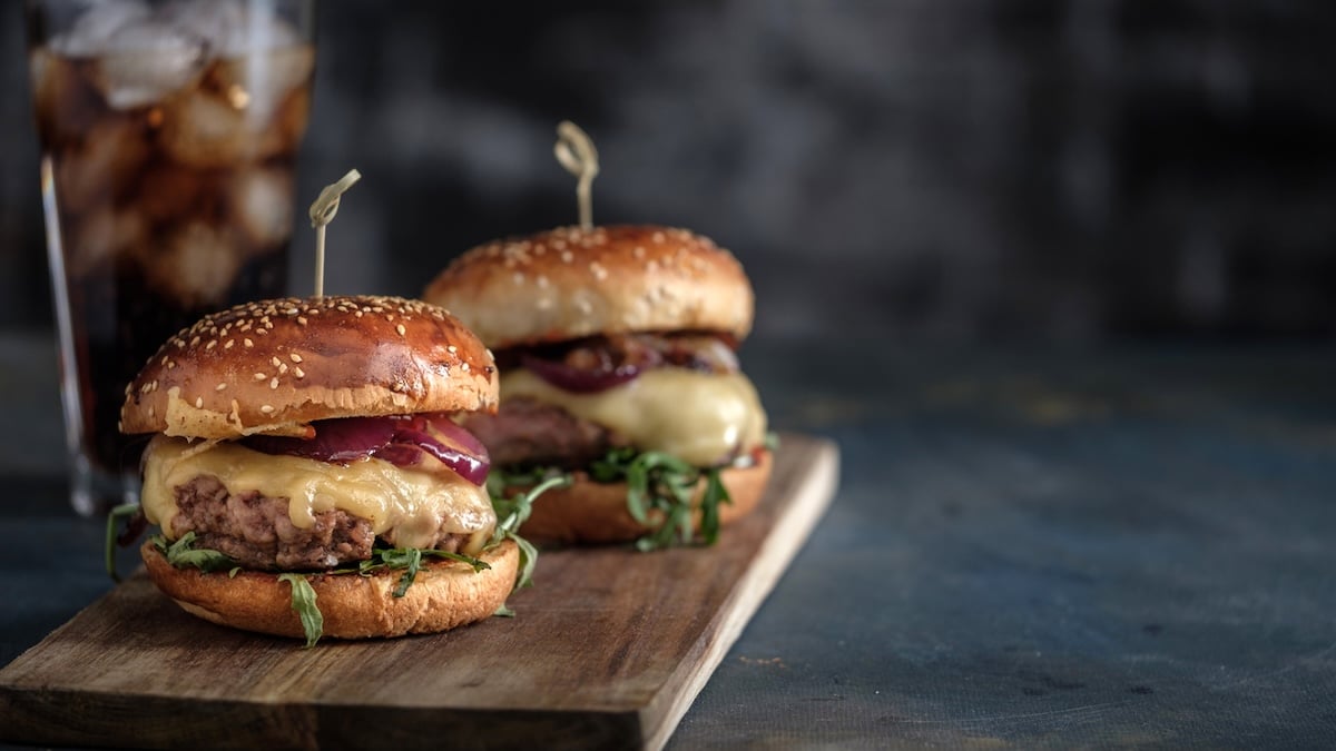 Burger rustique au reblochon et oignons confits