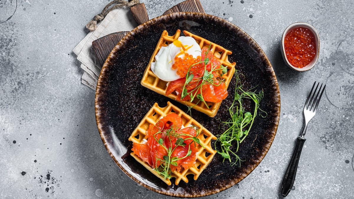 Gaufre salée au saumon et oeuf mollet