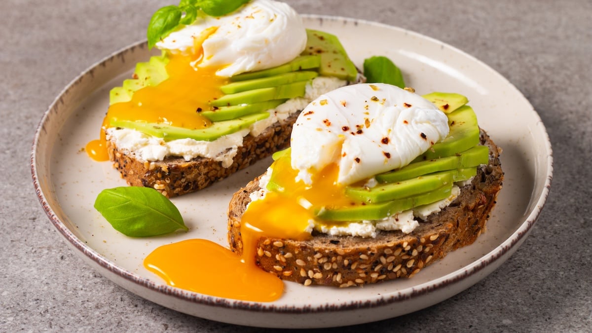 Tartine à l'avocat, feta et oeuf coulant