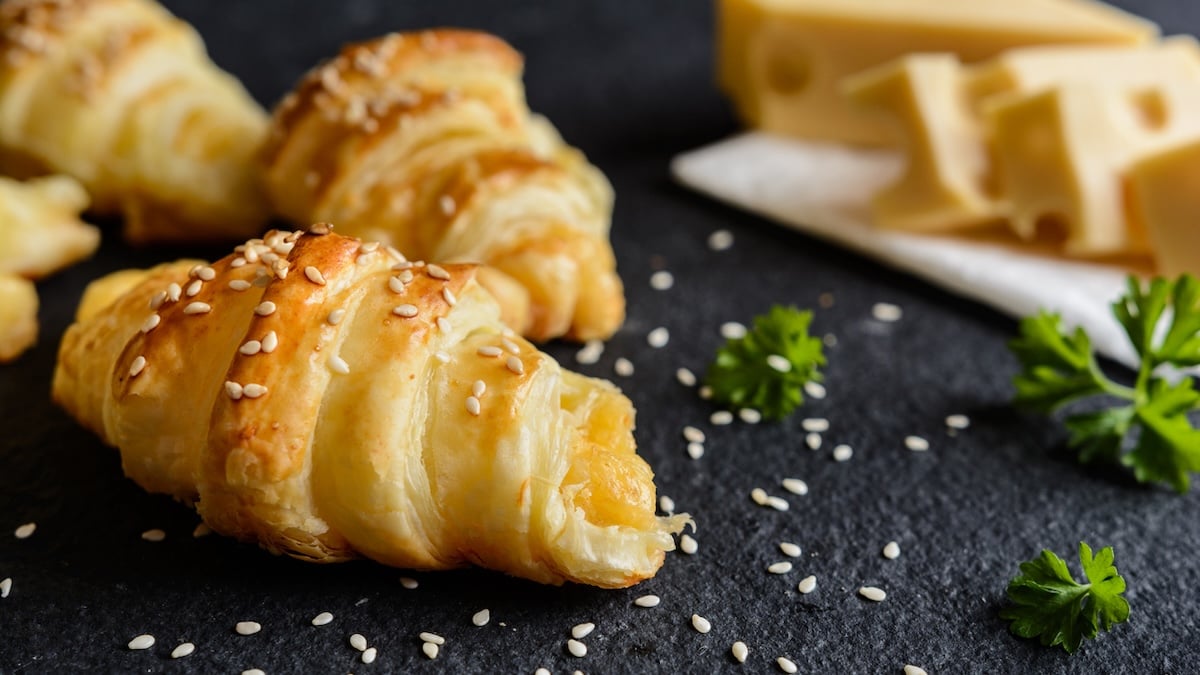 Mini-croissants feuilletés au fromage et jambon