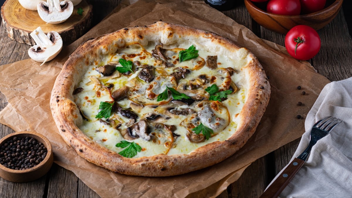 Pizza maison à la truffe et champignons