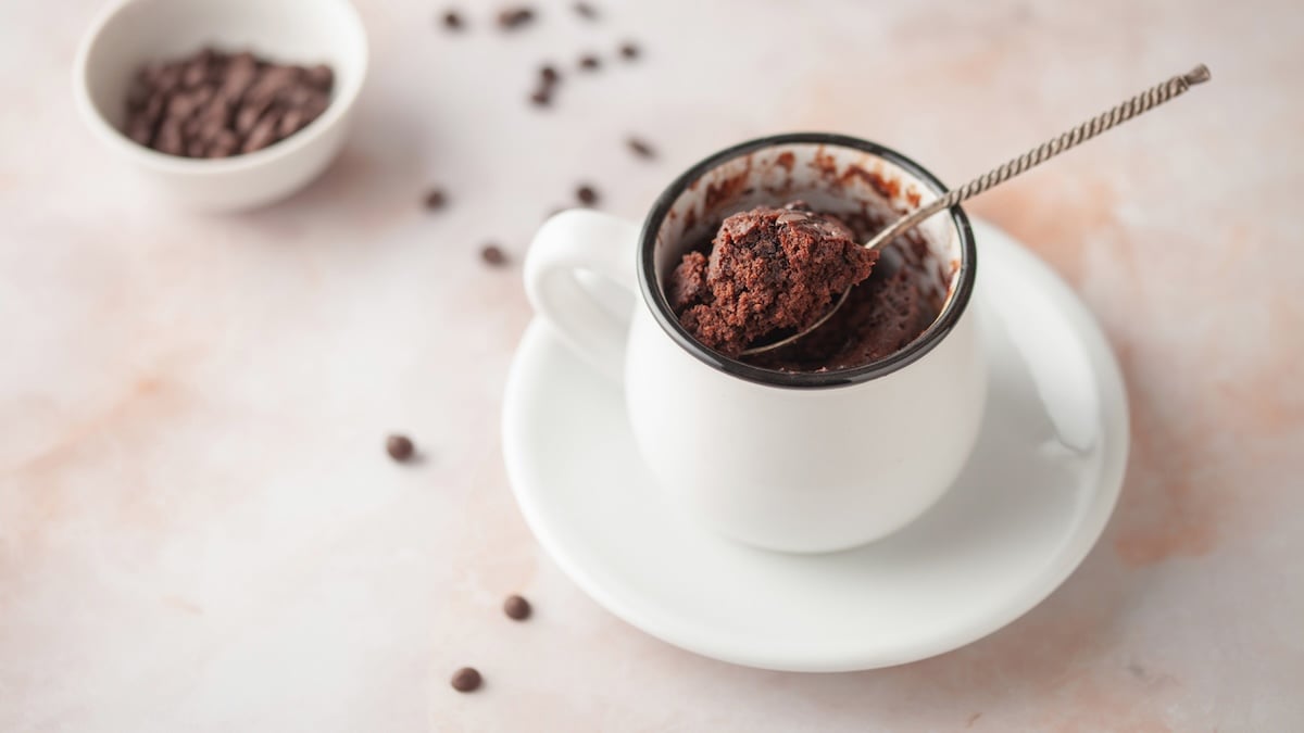 Mug cake au chocolat noir et coeur praliné