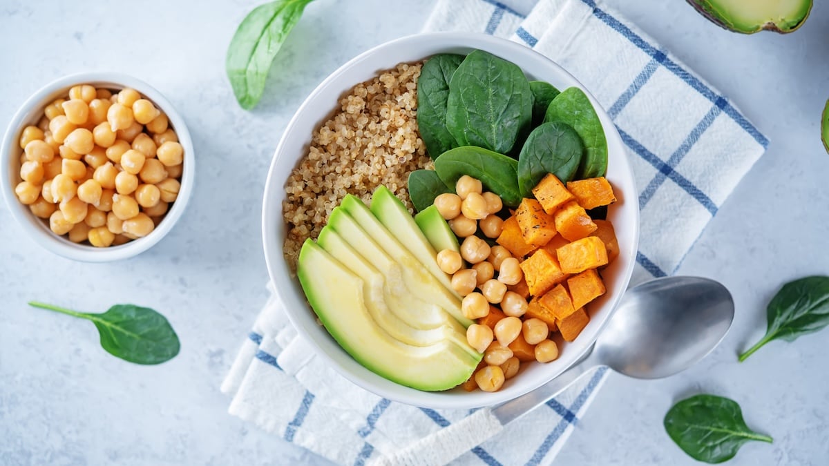 Buddha bowl d'automne au quinoa, patate douce rôtie et feta