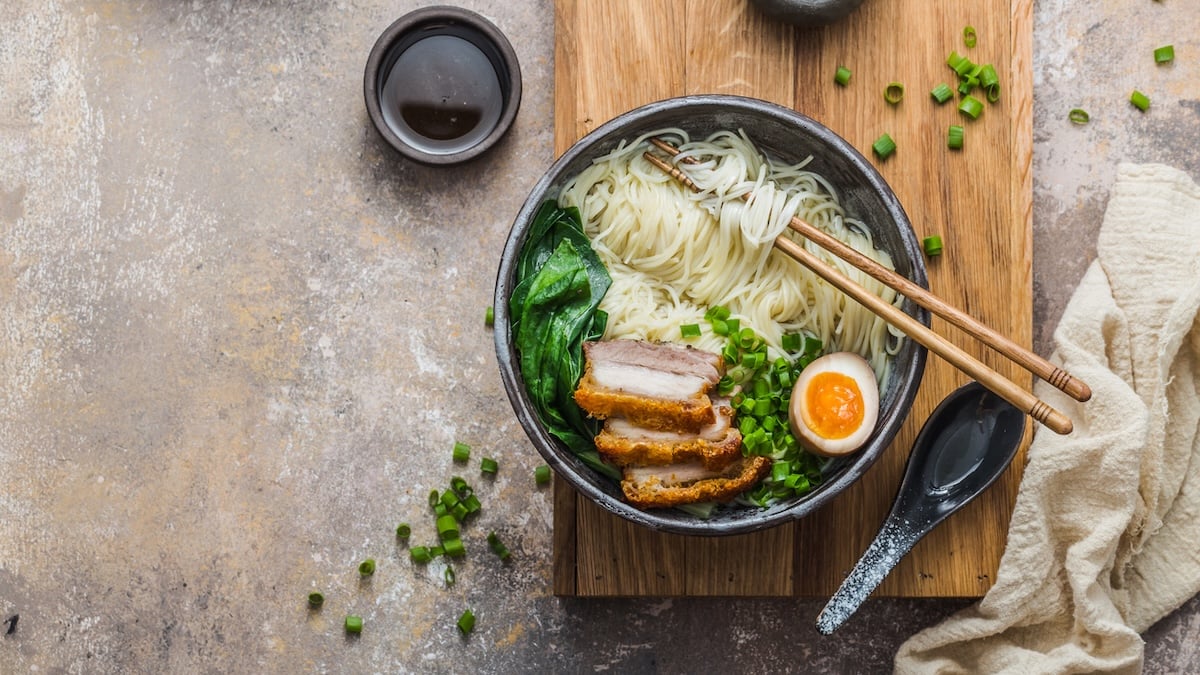 Soupe de ramen express au poulet croustillant