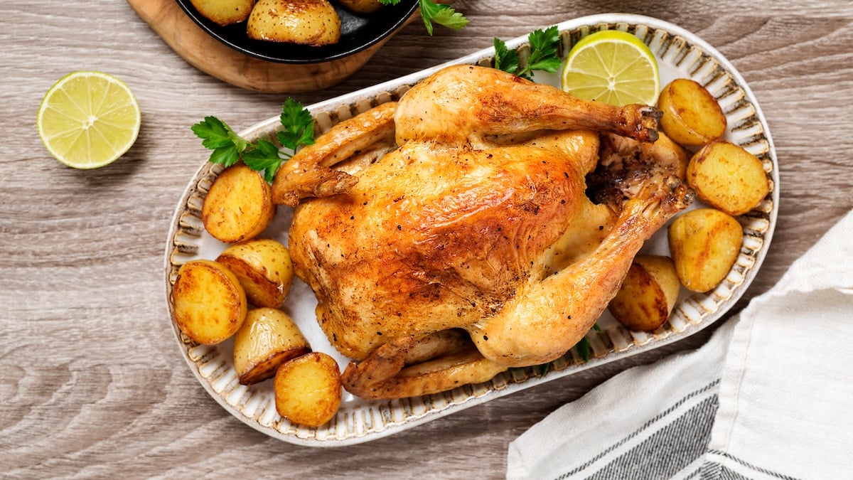 Poulet rôti au citron confit et pommes de terre croustillantes