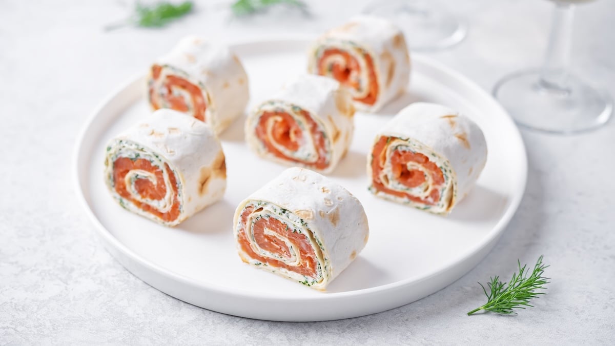 Roulé de pain de mie au saumon et fromage frais