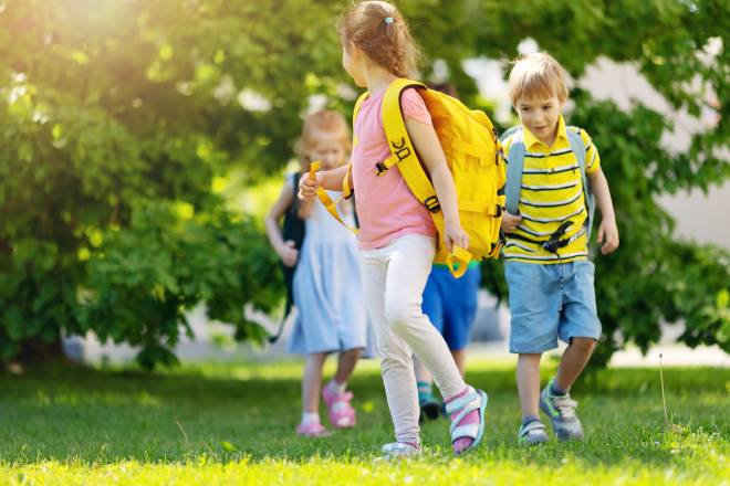 Enfants avec leur sac à dos