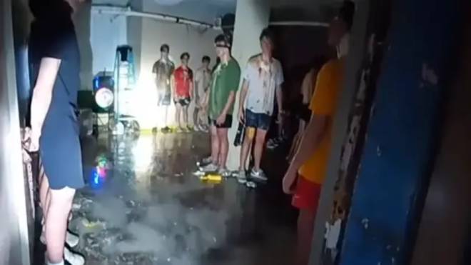 Jeunes hommes lors d'un bizutage