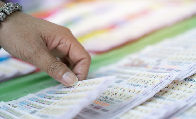 Une personne choisit une grille de loterie