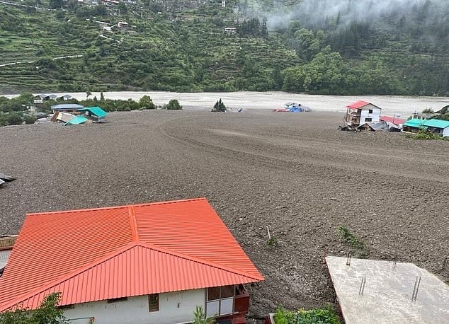 Maisons ensevelies après une inondation en Inde