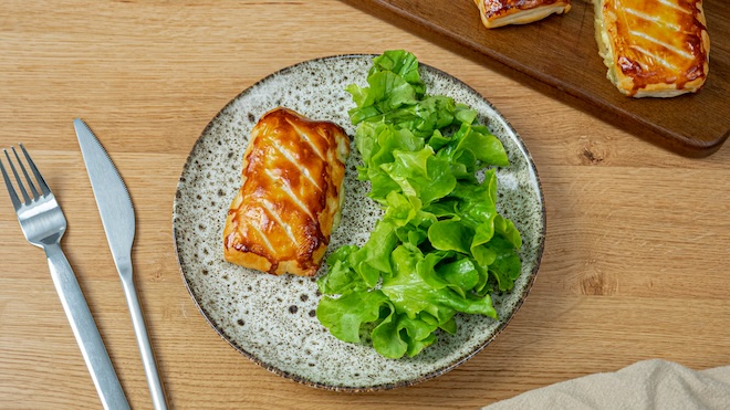 friands feuillet&eacute;s au camembert et salade verte