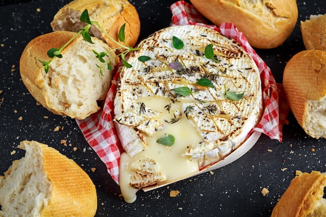 camembert r&ocirc;ti avec du pain grill&eacute;