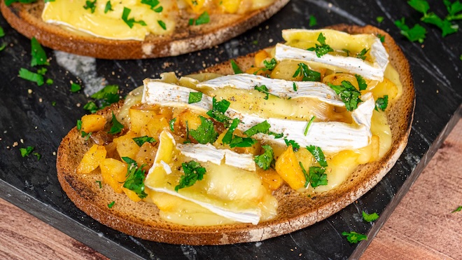 tartines de pommes et camembert