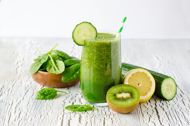 smoothie vert au concombre, kiwi et &eacute;pinards
