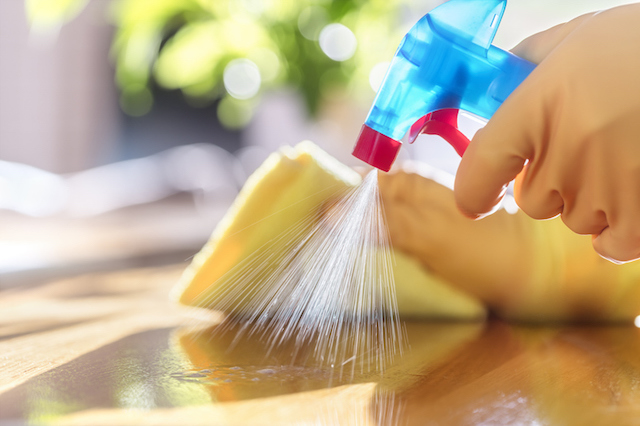 Une personne en train d'utiliser un produit d'entretien
