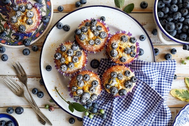 assiette de muffins aux myrtilles