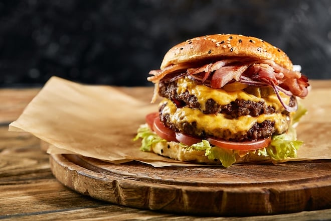 un double cheeseburger