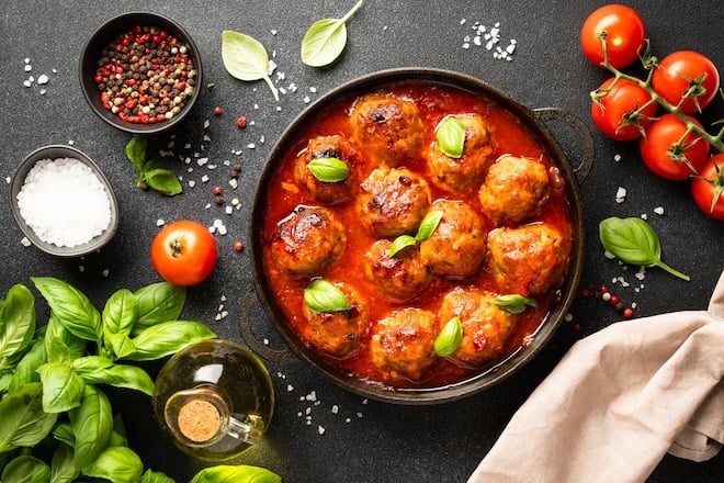 Boulettes de viande hach&eacute;e, sauce tomate maison et poivrons