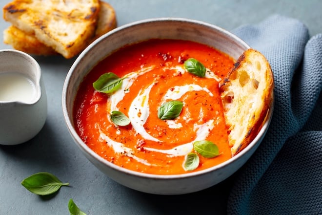 Soupe de tomates et poivrons r&ocirc;tis