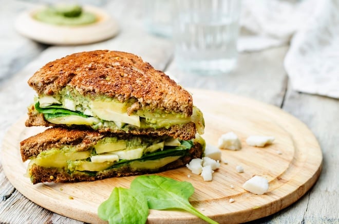 sandwich grill&eacute; au pesto et avocat