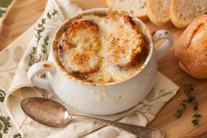 soupe &agrave; l'oignon avec du fromage