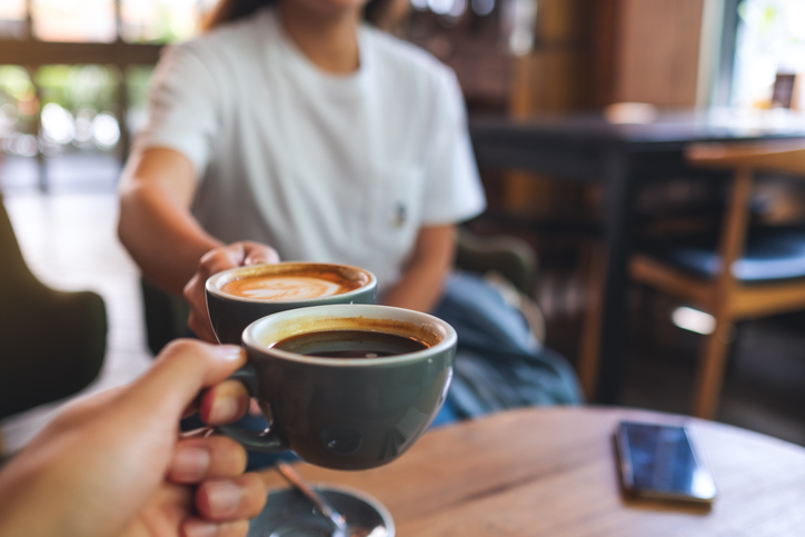 Deux personnes savourent un café