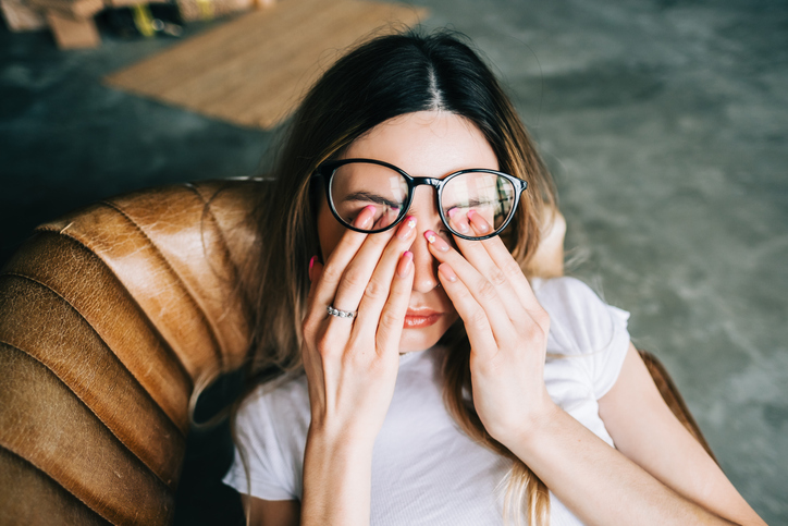 Une femme fatiguée se frotte les yeux