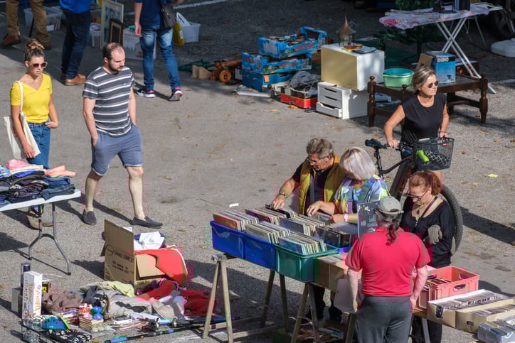 Une brocante dans une commune française