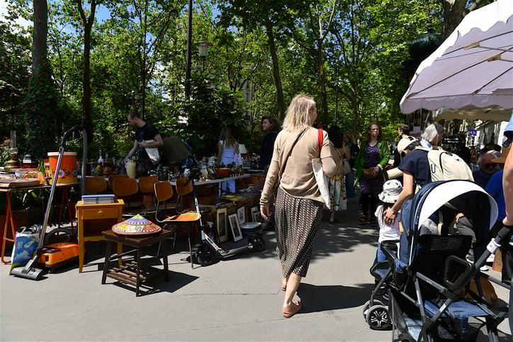 Une femme se promène dans une brocante