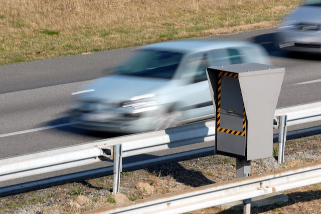 Un radar installé sur une route française