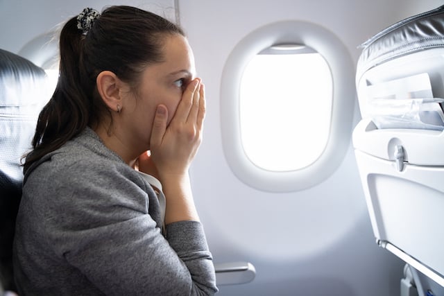 Une femme sous le choc dans un avion