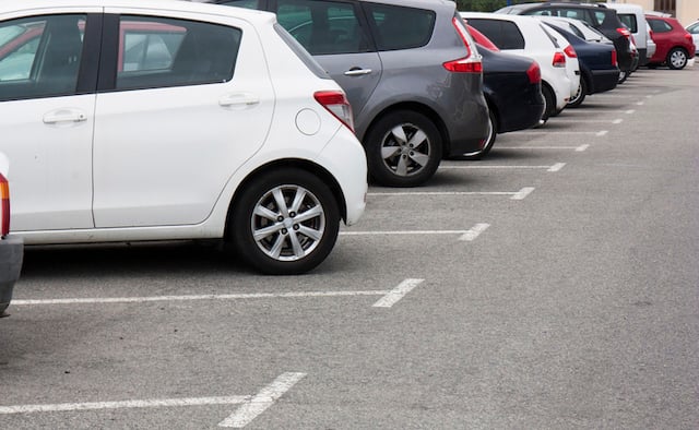 Des voitures garées dans un parking