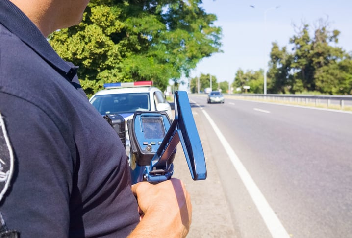 Un policier au bord de la route